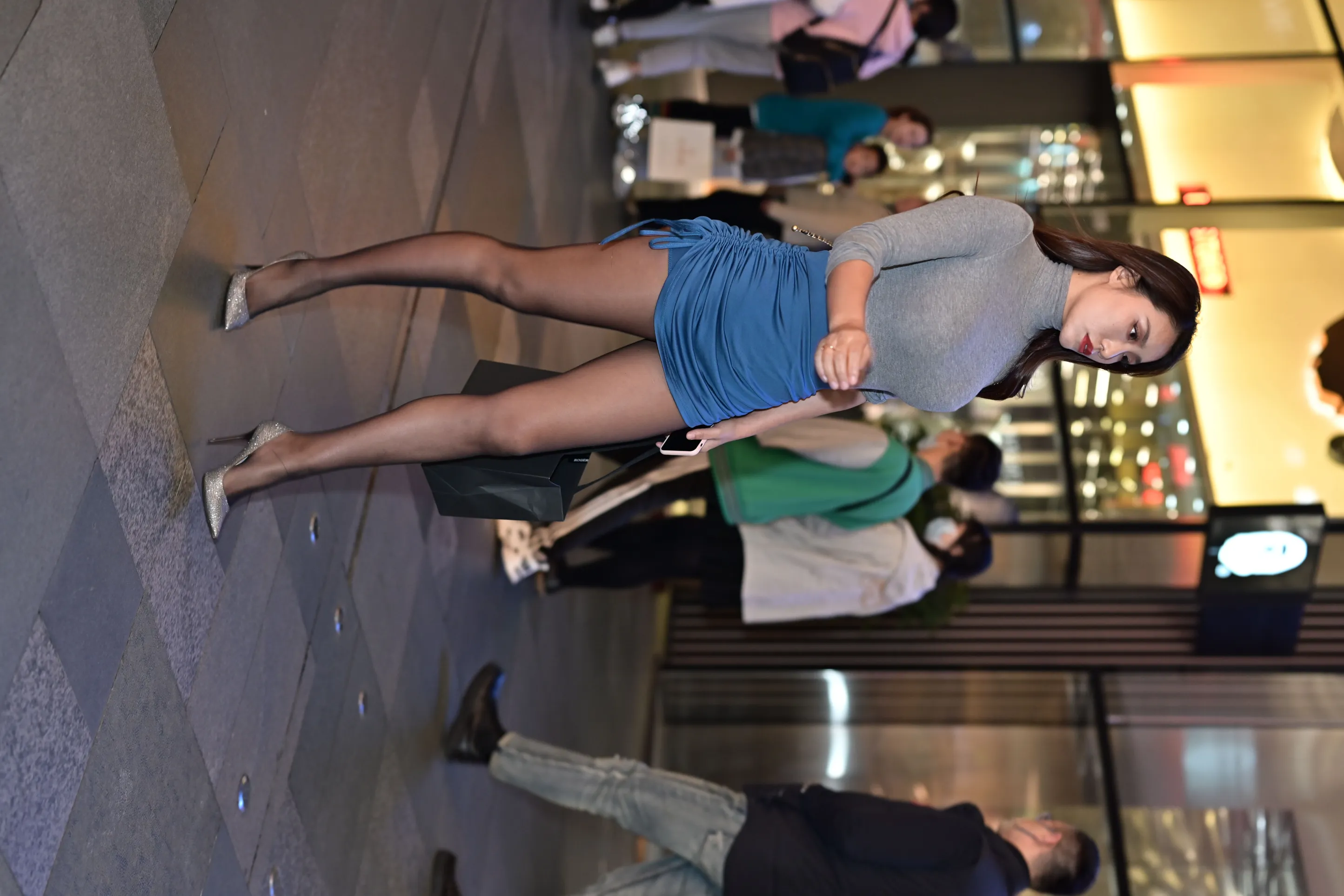 [Mzsock] NO.157 Beauty in blue hip skirt and black stockings street photography#[105P]-105