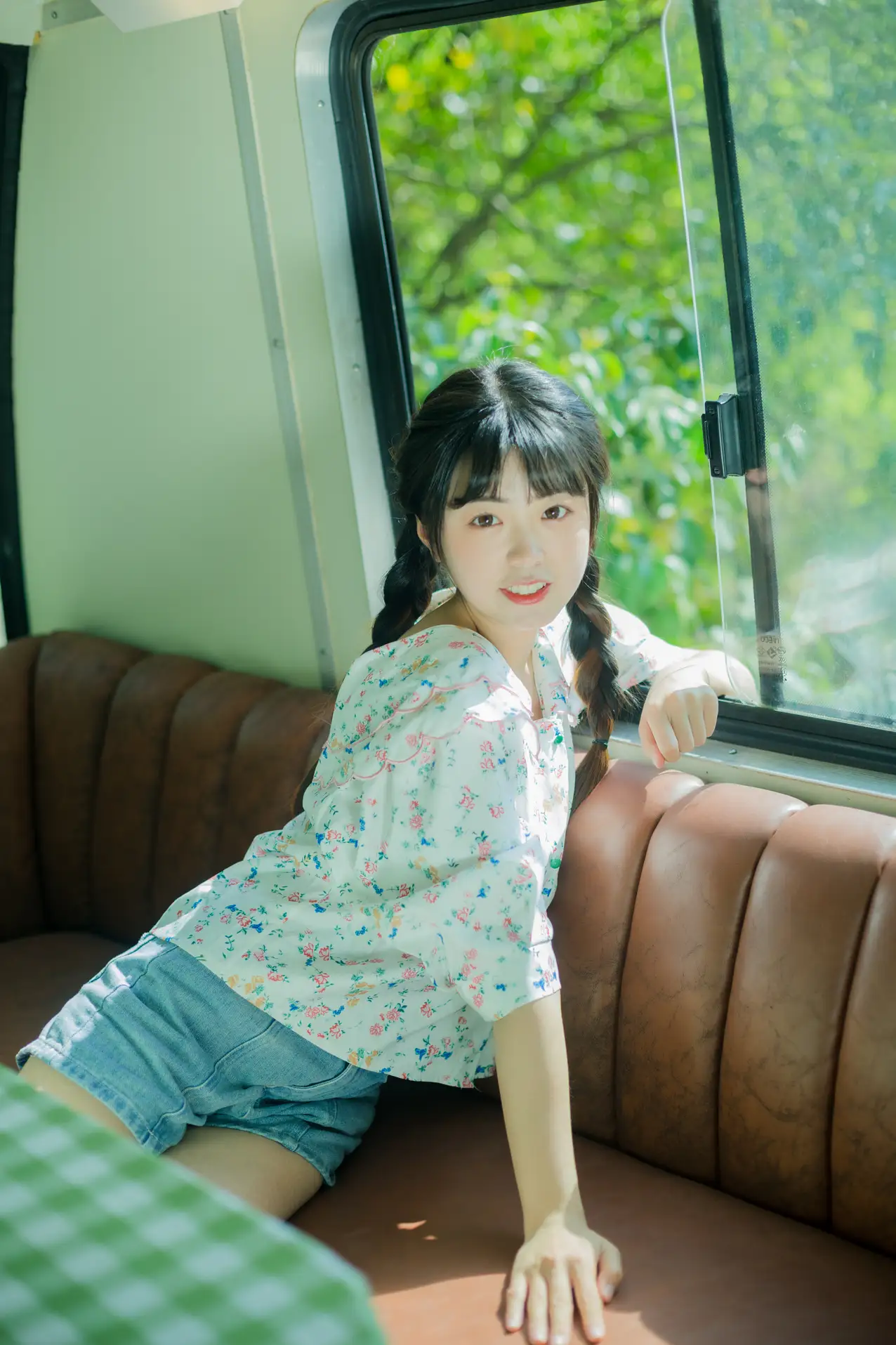 [YITUYU] 2022.09.11 Vol.1922 – The happiness hidden in the corner of the bus Cute bubbles#[28P]-1